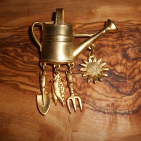 JJ Gold Tone Gardening Water Can Pin Brooch - Picture 3 of 4